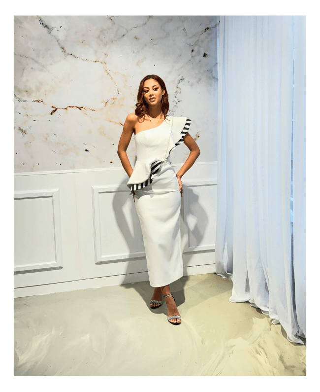 Witte jurk met ruche, gedragen door Linda in Goede Tijden Slechte Tijden – elegante galajurk, alleen verkrijgbaar in de winkel.