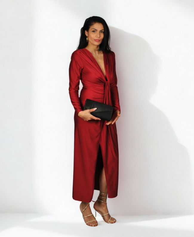 Avondjurk dames met diep decolleté, knoopdetail bij de buik en elegante split – Donna Colori