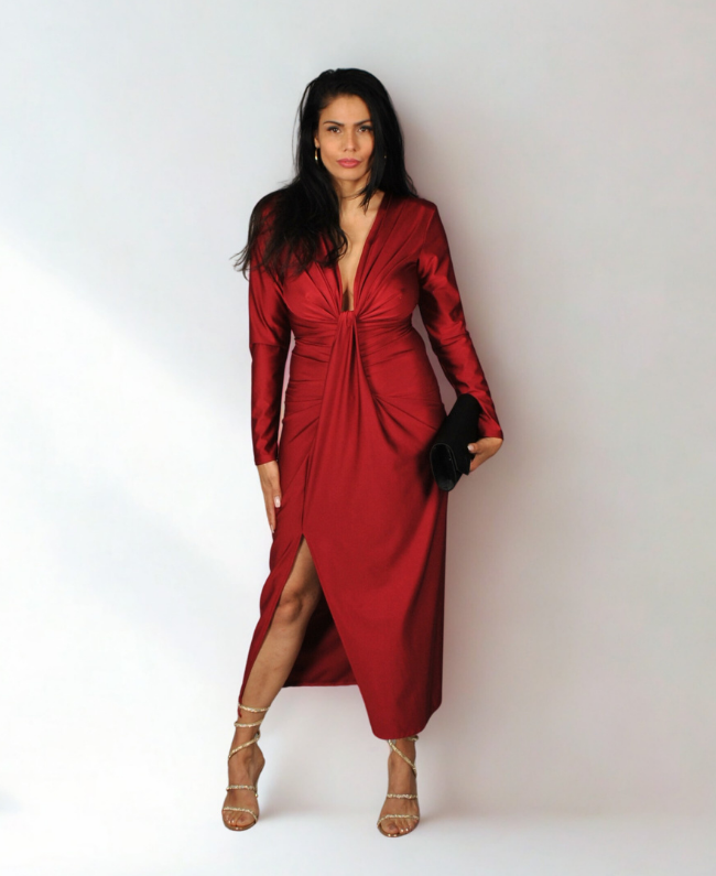 Elegante avondjurk met subtiel knoopaccent en split, perfect voor gala’s – Donna Colori